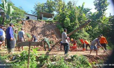Gotong-Royong,-Polisi-bersama-TNI-dan-Warga-Bersihkan-Tanah-Longsor-di-Magetan